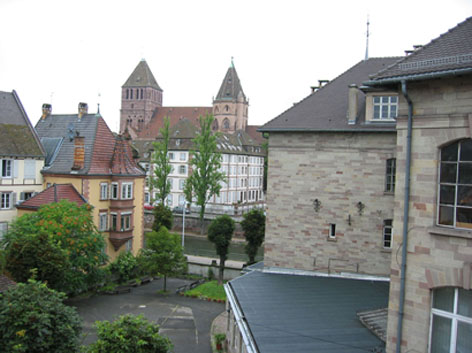 Blick auf die protestantische Kirche Sankt Thomas